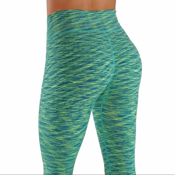 🎉HOST PICK🎉 two tone capri seamless wide band leggings - Picture 3 of 4